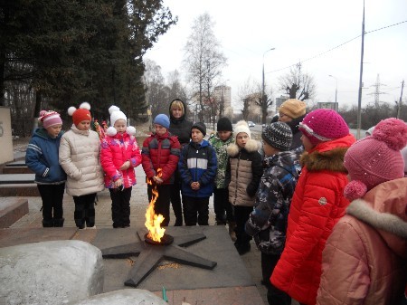 4 класс у Вечного огня в г. Солнечногорске 4 класс у Вечного огня в г. Солнечногорске